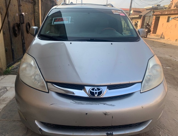 Toyota Sienna 2008 In Okota,Lagos.