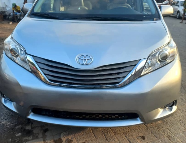 2012 Toyota sienna XLE Full option in Lagos