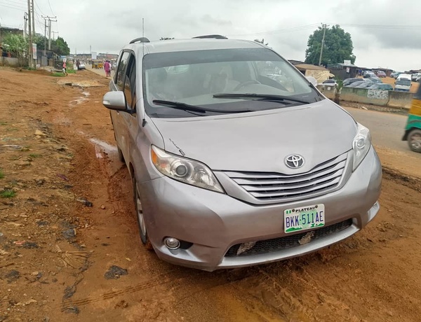 Nigerian used Toyota Sienna 2011 model for sale in lagos.