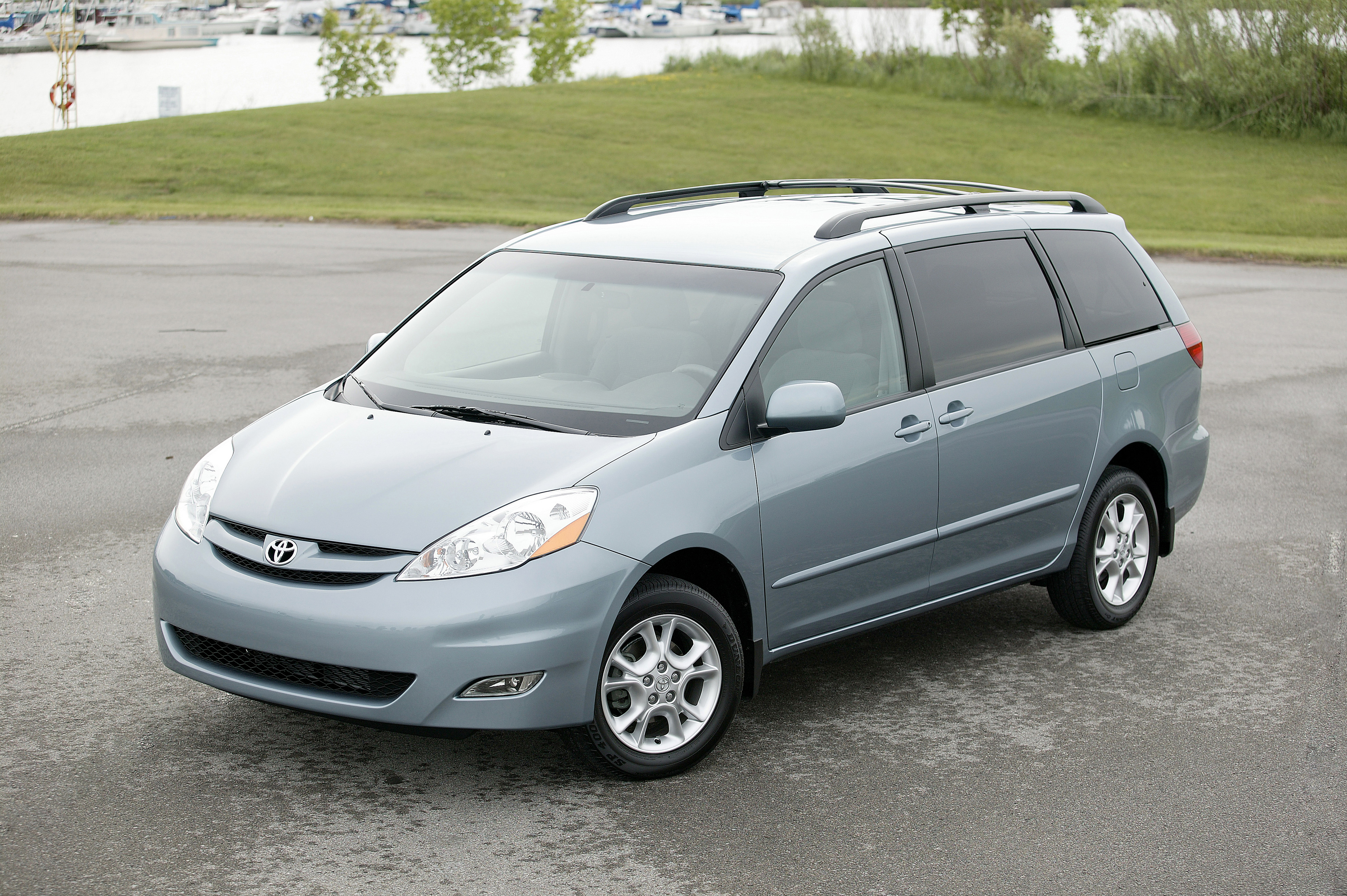  TOYOTA SIENNA LE 
